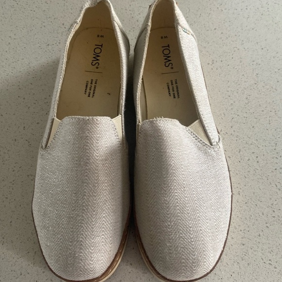 NWOB🍍 TOMS WOMENS BEIGE SPARLE ESPADRILLES SIZE 8W🍍 - Picture 1 of 4